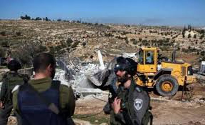 الاحتلال يخطر بوقف العمل والبناء بثلاثة منازل ومنشأة زراعية جنوب الخليل