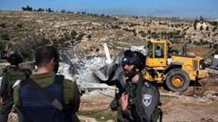 الاحتلال يخطر بوقف العمل والبناء بثلاثة منازل ومنشأة زراعية جنوب الخليل