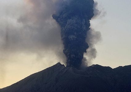 ثوران بركان ساكورادزيما في جنوب غرب اليابان
