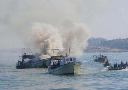 الاحتلال يحرق مركب صيد في بحر غزة