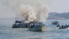 الاحتلال يحرق مركب صيد في بحر غزة