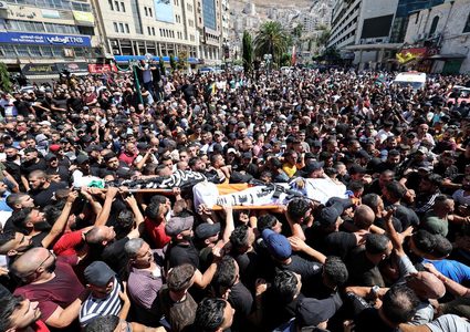 جماهير نابلس تشيع الشهيدين صبح والعزيزي