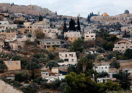 عائلة دويك تنتزع قرارا بتمديد تجميد إخلائها من منزلها في حي بطن الهوى