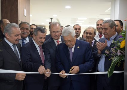 الرئيس عباس يفتتح مركز العناية المتوسطة في مستشفى الاستشاري العربي