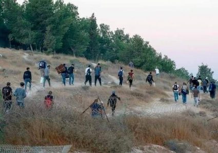 الاحتلال يلاحق العمال ويصيب اثنين بالرصاص على معبر الظاهرية جنوب الخليل