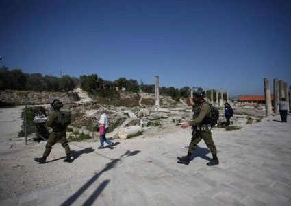 الاحتلال يلاحق طواقم بلدية تعمل على تنظيف الموقع الأثري في سبسطية