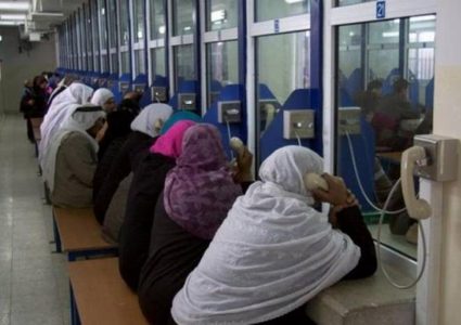 الاحتلال يمنع والدة الأسير أيهم غنام من زيارته في سجن "مجدو"