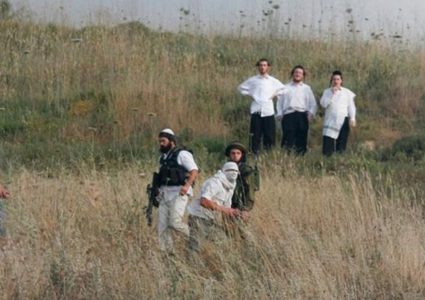 مستوطنون يعتدون على مواطن في الأغوار الشمالية