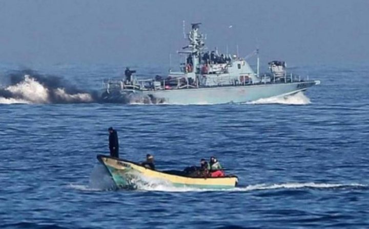 بحرية الاحتلال تلاحق مراكب الصيادين شمال قطاع غزة