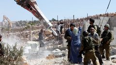 الاحتلال يهدم منشأة زراعية وبيتا متنقلا ويجرف طريقا زراعيا غرب نابلس