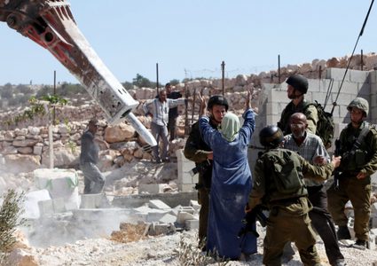 الاحتلال يهدم منشأة زراعية وبيتا متنقلا ويجرف طريقا زراعيا غرب نابلس