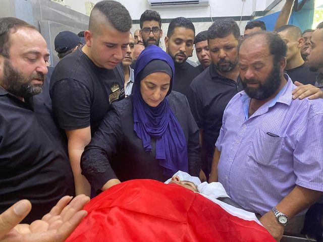 آلاف المواطنين في محافظة جنين يشيعون جثمان الشهيد رفيق رياض غنام
