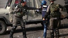 نادي الأسير: الاحتلال يعتقل 13 صحفيًا فلسطينيًا في سجونه