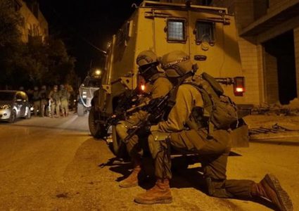 الاحتلال يعتقل مواطنا ويستولي على مركبة وأموال في الخليل