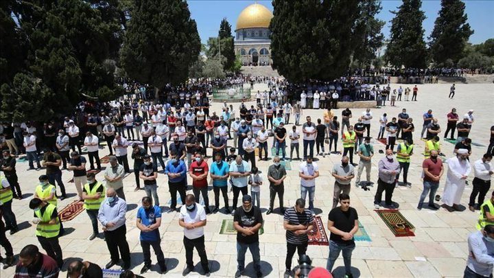أربعون ألفا يؤدون صلاة الجمعة في المسجد الأقصى