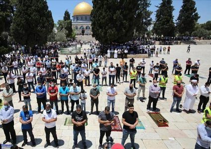 أربعون ألفا يؤدون صلاة الجمعة في المسجد الأقصى