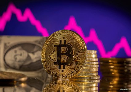 عملة "بيتكوين" تتجاوز 24 ألف دولار