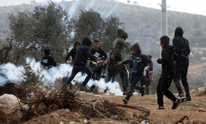 إصابات بالرصاص والاختناق خلال مواجهات مع الاحتلال ببيتا وبيت دجن