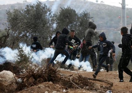 إصابات بالرصاص والاختناق خلال مواجهات مع الاحتلال ببيتا وبيت دجن