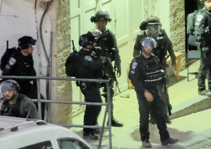 الاحتلال يعتقل 13 شابا من شعفاط