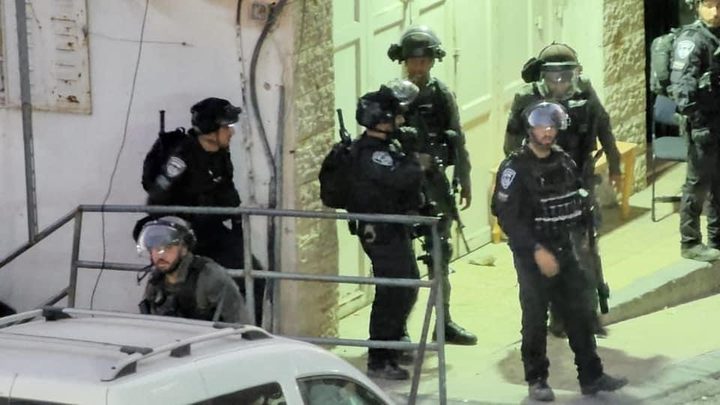 الاحتلال يعتقل 13 شابا من شعفاط