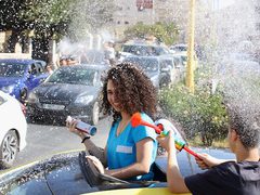 المواطنون في فلسطين يحتفلون اليوم بنجاح طلاب الثانوية العامة 2022، ومظاهر الفرح تنتشر في كثير من الشوارع والبيوت ,