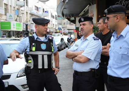 الشرطة تقبض على 8 أشخاص لإطلاقهم الألعاب النارية