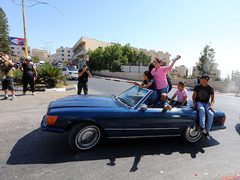 المواطنون في فلسطين يحتفلون اليوم بنجاح طلاب الثانوية العامة 2022، ومظاهر الفرح تنتشر في كثير من الشوارع والبيوت ,