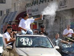 المواطنون في فلسطين يحتفلون اليوم بنجاح طلاب الثانوية العامة 2022، ومظاهر الفرح تنتشر في كثير من الشوارع والبيوت ,