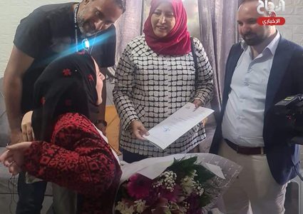 النجاح تقدم منحة دراسية كاملة للطالبة ياسمين جناجرة من ذوي الاحتياجات الخاصة