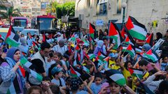 أطفال يرفعون صورا للشهداء خلال فعالية وطنية وسط مدسنة نابلس