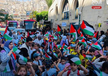 أطفال يرفعون صورا للشهداء خلال فعالية وطنية وسط مدسنة نابلس