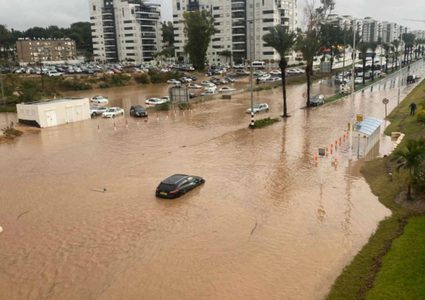 إيران تعلن ارتفاع عدد ضحايا السيول إلى 61 قتيلا و32 مفقودا