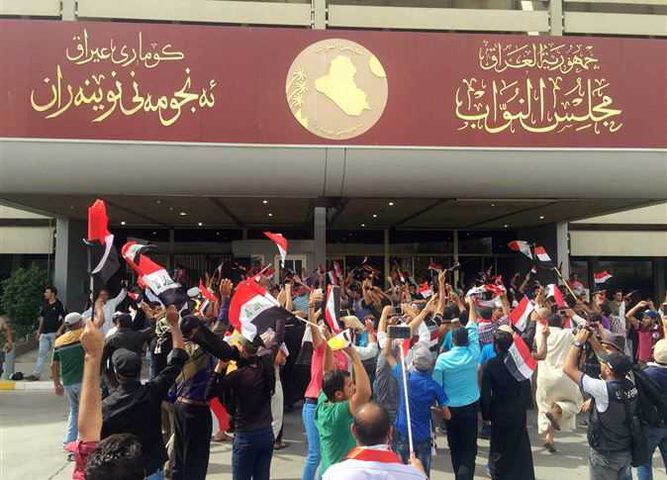 التيار الصدري يحذر من المندسين.. والإطار يتحدث عن "انقلاب"
