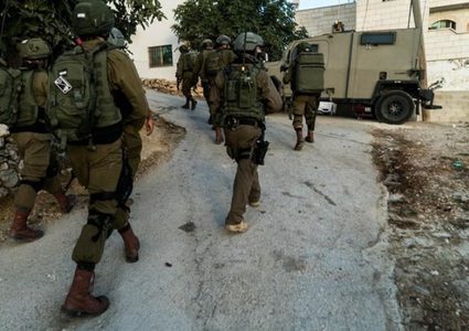 قوات الاحتلال تداهم منازل المواطنين وتعتدي عليهم في كيسان شرق بيت لحم