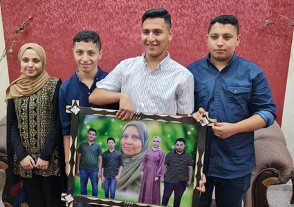 الرئيس يتكفل بتعليم أربعة توائم استشهدت والدتهم العام الماضي في غزة