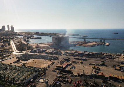 انهيار 3 صوامع قمح في مرفأ بيروت