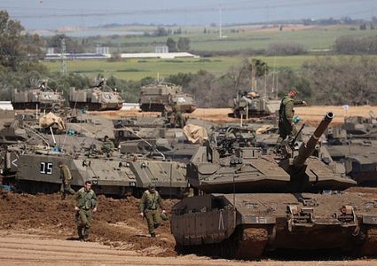 الاحتلال الإسرائيلي يدفع بتعزيزات عسكرية في محيط قطاع غزة