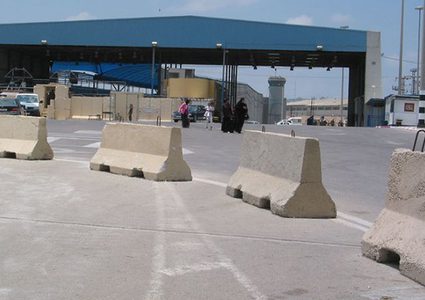 الاحتلال يغلق معبري كرم أبو سالم وبيت حانون ويمنع التنقل