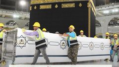 إزالة الحواجز المحيطة بالكعبة المشرفة للتيسير على المعتمرين لأداء مناسك العمرة