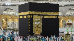 إزالة الحواجز المحيطة بالكعبة المشرفة للتيسير على المعتمرين لأداء مناسك العمرة