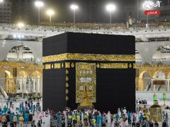 إزالة الحواجز المحيطة بالكعبة المشرفة للتيسير على المعتمرين لأداء مناسك العمرة