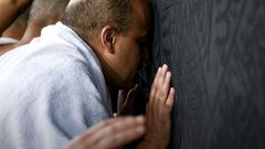 إزالة الحواجز المحيطة بالكعبة المشرفة للتيسير على المعتمرين لأداء مناسك العمرة