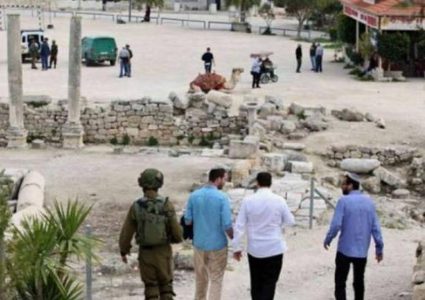 نابلس:مستوطنون يقتحمون الموقع الأثري في سبسطية