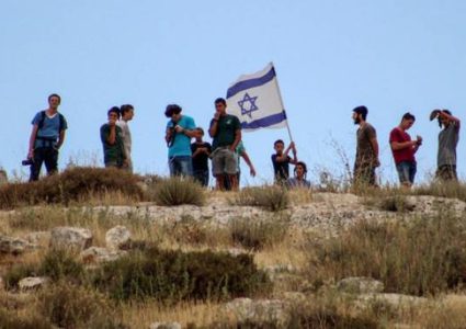 مستوطنون يشرعون ببناء مرافق قرب عين الساكوت