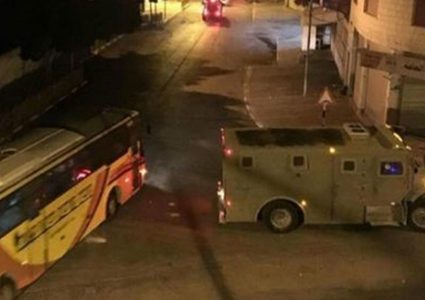 الاحتلال يعتقل شابين من نابلس ومواجهات في محيط قبر يوسف