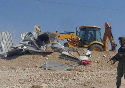 الاحتلال يهدم "بركسا" للأغنام في قرية قلنديا