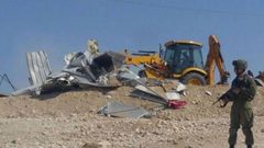الاحتلال يهدم "بركسا" للأغنام في قرية قلنديا