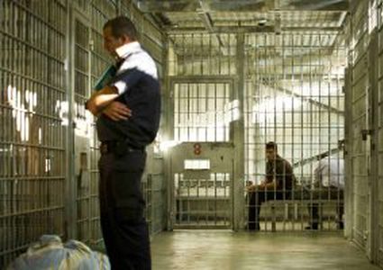 الاحتلال يمدد توقيف أسير مريض من مخيم جنين