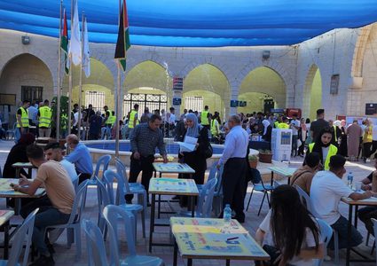 إجراءات تسجيل الطلبة الجدد مستمرة في مركز التسجيل والقبول والإرشاد